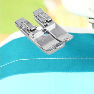 Dual feed straight stitch foot