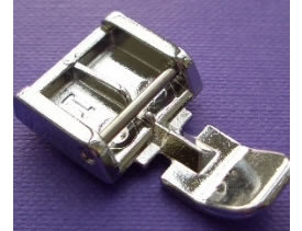 Foot for inserting zips