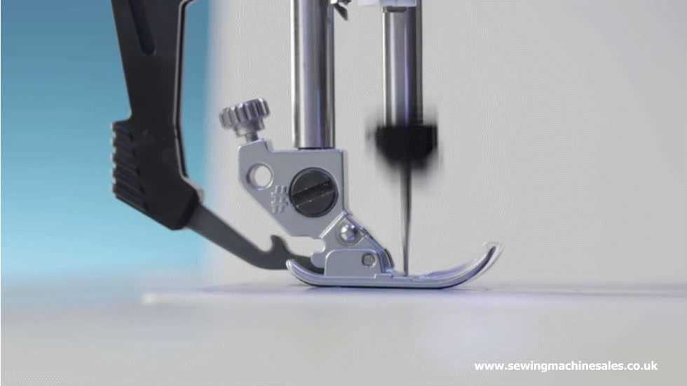 Animation showing how the sewing machine Dual Feed works